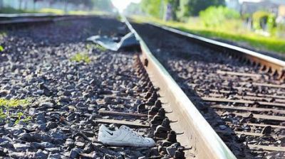 Cruzaron con la barrera baja y los arroll� un tren: 3 muertos
