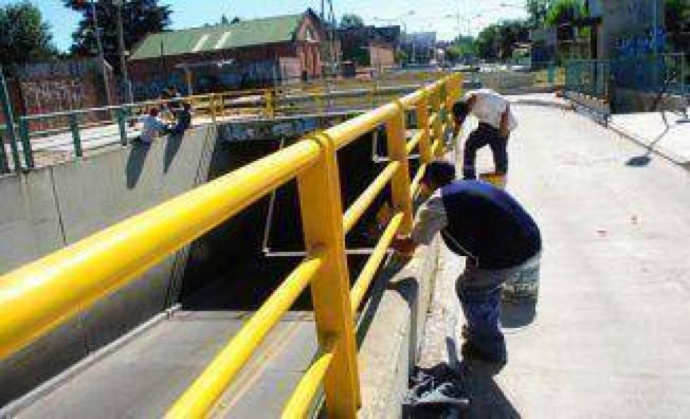 Realizan tareas de mantenimiento en el bajo v�as de Guido - Amoedo
