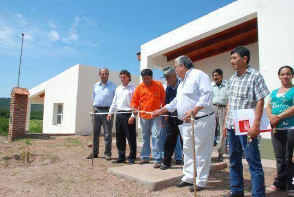 La Provincia entreg� viviendas en El Jard�n