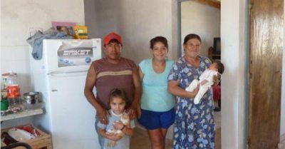 Entregan viviendas sociales a familias en extrema pobreza