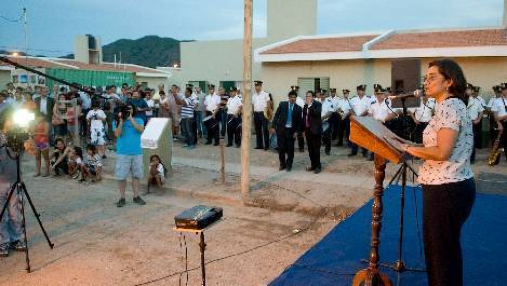 El Gobierno entreg� las primeras viviendas autoconstruidas