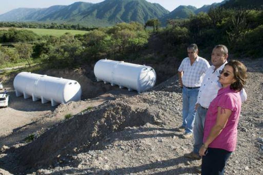 Luc�a visit� la obra que terminar� con los problemas de agua en Fray Mamerto Esqui�