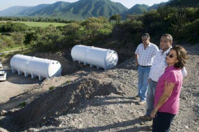 Luc�a visit� la obra que terminar� con los problemas de agua en Fray Mamerto Esqui�