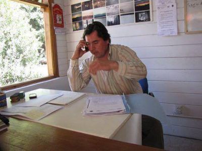 Tres regadores particulares y uno municipal realizan el riego de las calles