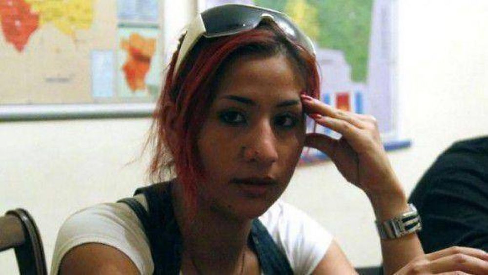 Polic�as golpearon a una pareja y abusaron de la joven