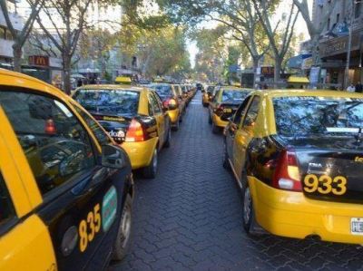 En Mendoza, felicitan y alientan a los taxistas armados