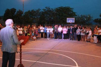 Luc�a inaugur� el primero de los 14 playones polideportivos que se construir�n este a�o