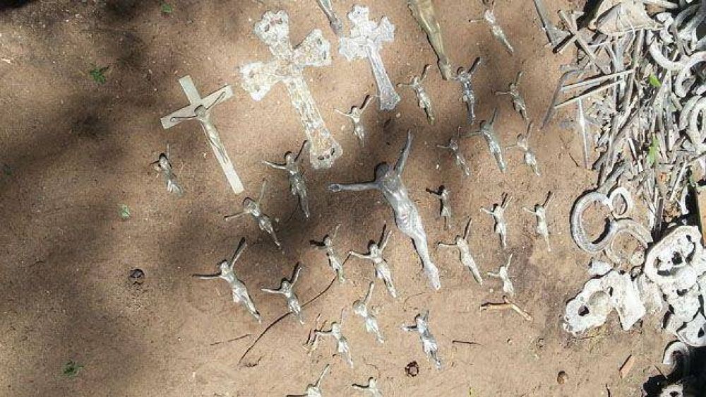 Tumbas profanadas en Col�n	 