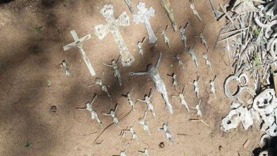 Tumbas profanadas en Col�n	 