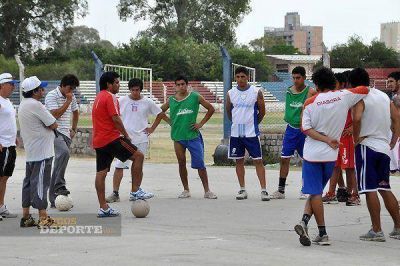 Por una deuda, el plantel de Uni�n Santiago decidi� no entrenarse