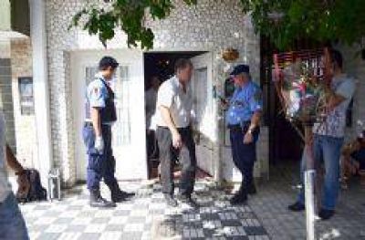 Asesin� a su esposa de un disparo en el pecho