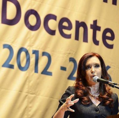 EL INTENDENTE DE LAN�S DAR�O D�AZ P�REZ JUNTO A LA PRESIDENTA CRISTINA FERN�NDEZ DE KIRCHNER