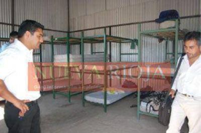 Trabajo inspecciona los albergues para cosecheros