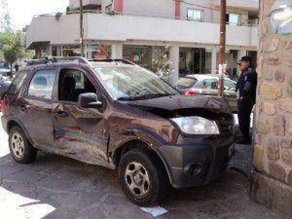 Conductor en estado de ebriedad choc� contra otro veh�culo que termin� incrustado contra la pared de la Central de Polic�a