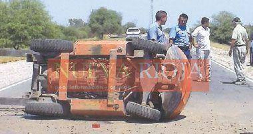 Tremendo vuelco de un trailer remolcado por una camioneta