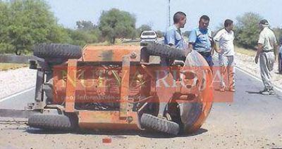 Tremendo vuelco de un trailer remolcado por una camioneta