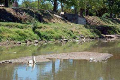 Preocupa la presencia constante de basura en diversos sectores del arroyo Pergamino