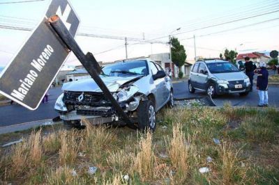 Tras chocar, se estrell� contra un cartel nomenclador