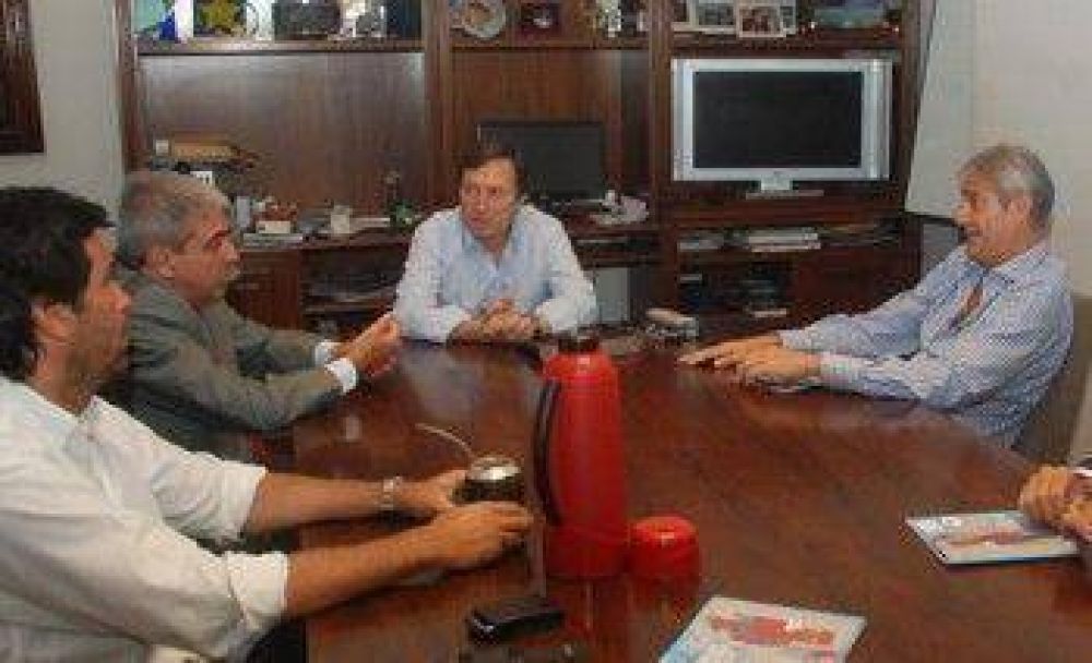 Con el objetivo de ser el �Grondona del hockey�, An�bal Fern�ndez visit� Bah�a 