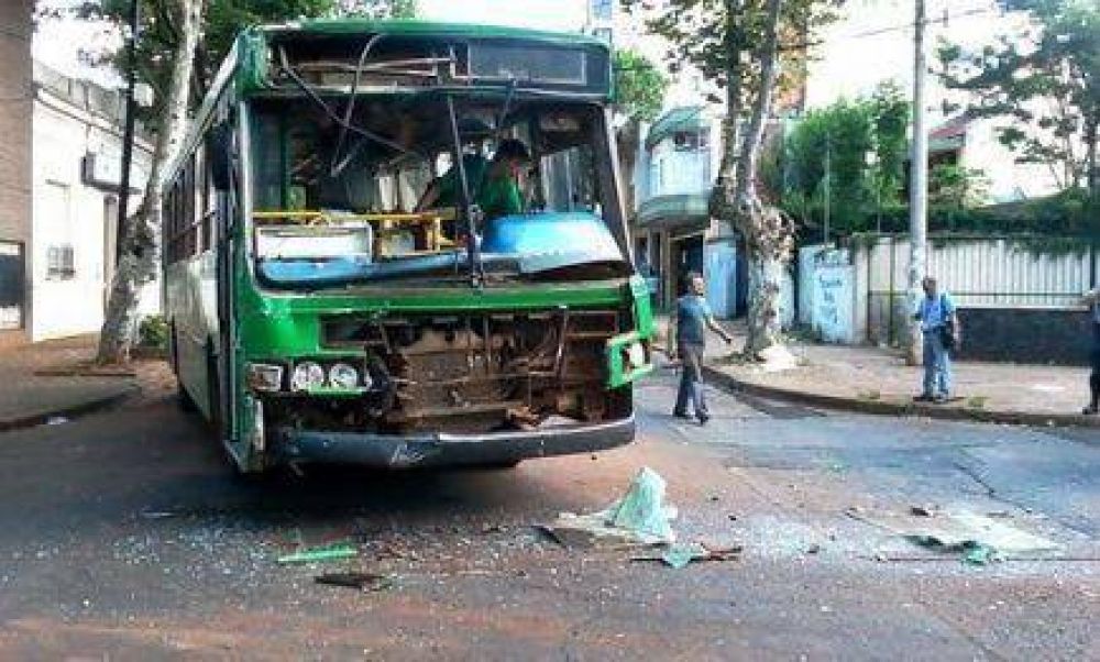 Tres heridos tras un choque de dos colectivos en pleno centro