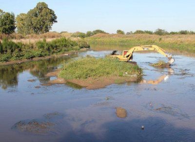 Contin�an efectu�ndose trabajos en el Arroyo Azul aguas abajo del Puente Benavidez