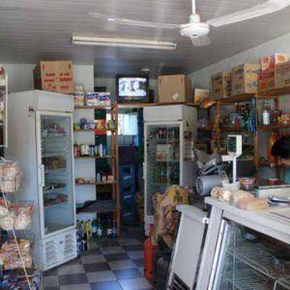 Violento asalto en Los Hornos: le gatillan a un cliente y la bala no sale