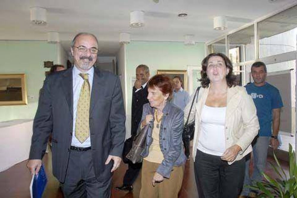 Presentaron la versi�n local de la Comisi�n Tripartita
