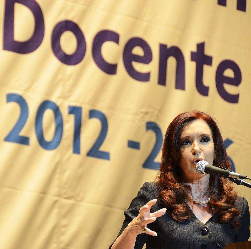 EL INTENDENTE DE LAN�S DAR�O D�AZ P�REZ JUNTO A LA PRESIDENTA CRISTINA FERN�NDEZ DE KIRCHNER