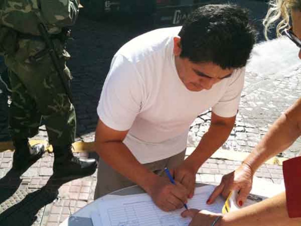 Desde hoy se puede firmar por la revocatoria de mandato: son necesarias 7965 firmas