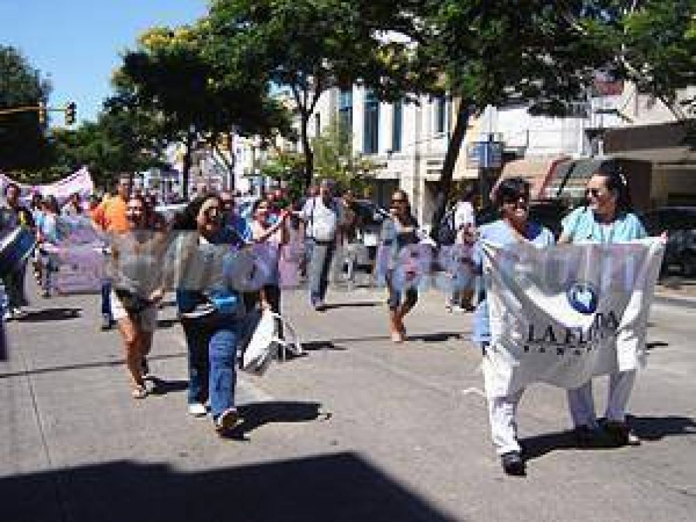Trabajadores de La Florida marcharon al Municipio para pedir la intervenci�n del Intendente en el conflicto