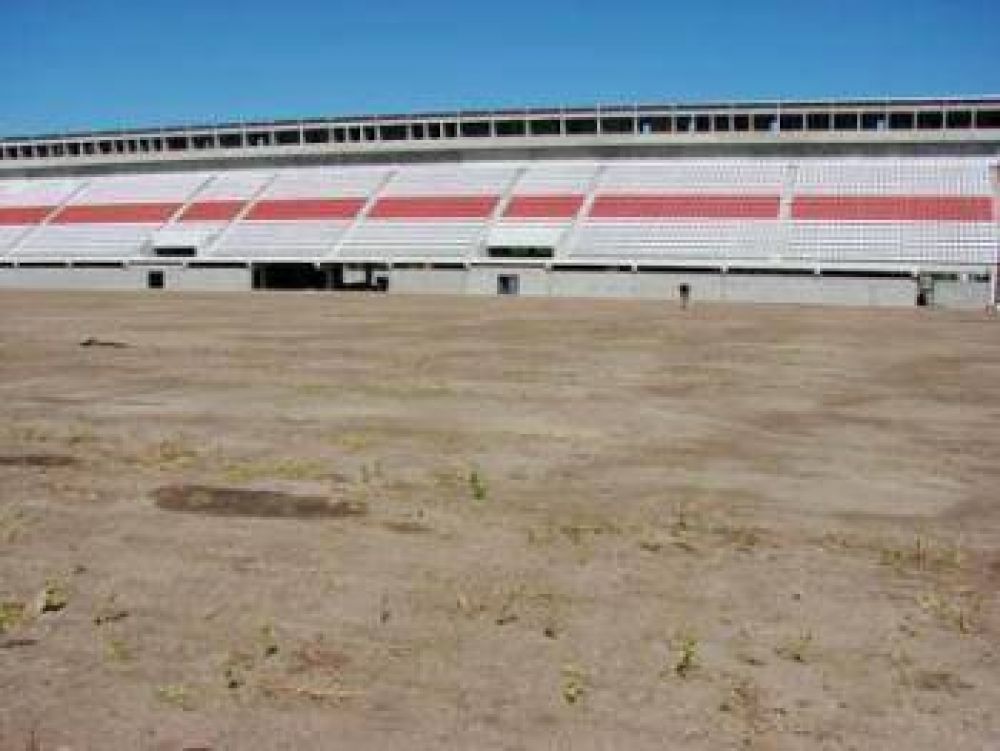 Nuevo estadio del Deportivo Mor�n: ya se colocaron las butacas de la platea local y el techo del gimnasio
