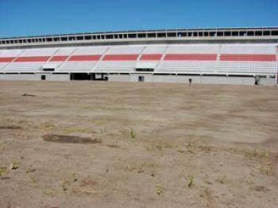 Nuevo estadio del Deportivo Mor�n: ya se colocaron las butacas de la platea local y el techo del gimnasio