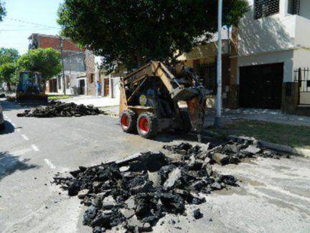 Contin�an las obras de bacheo en Paran�