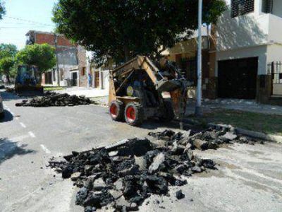 Contin�an las obras de bacheo en Paran�