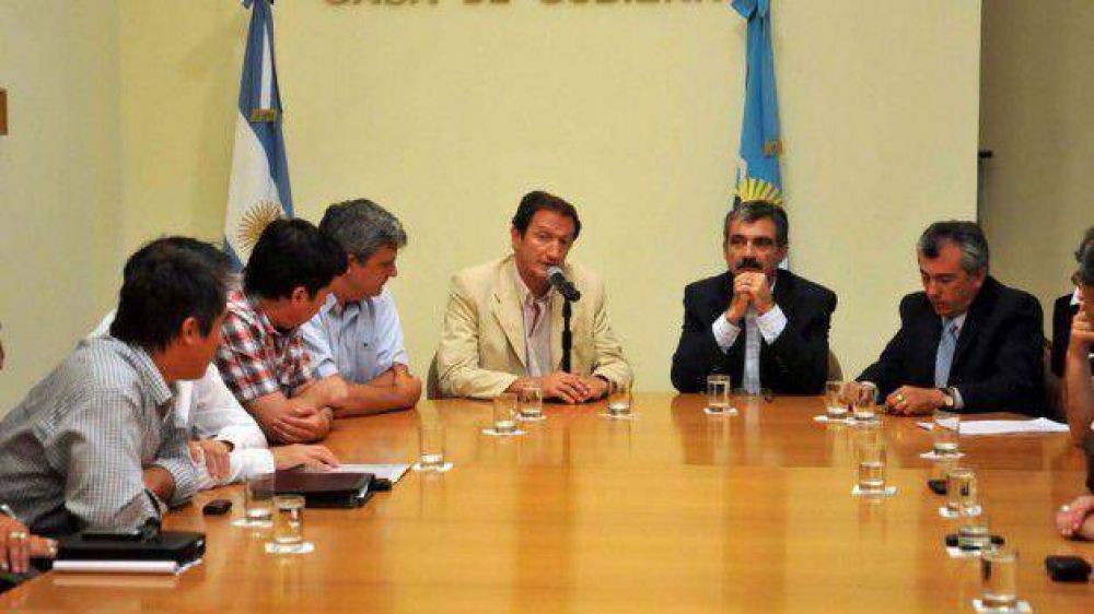 Provincia firm� convenio colectivo de trabajo con auxiliares de la educaci�n
