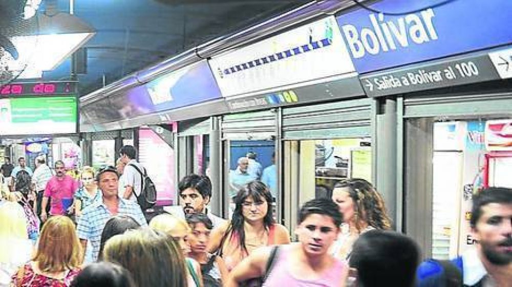 Cierre del subte A: hay largas colas en colectivos y ya se viaja mal en la l�nea E