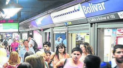 Cierre del subte A: hay largas colas en colectivos y ya se viaja mal en la l�nea E