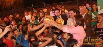 Luc�a inaugur� el primero de los 14 playones polideportivos que se construir�n este a�o