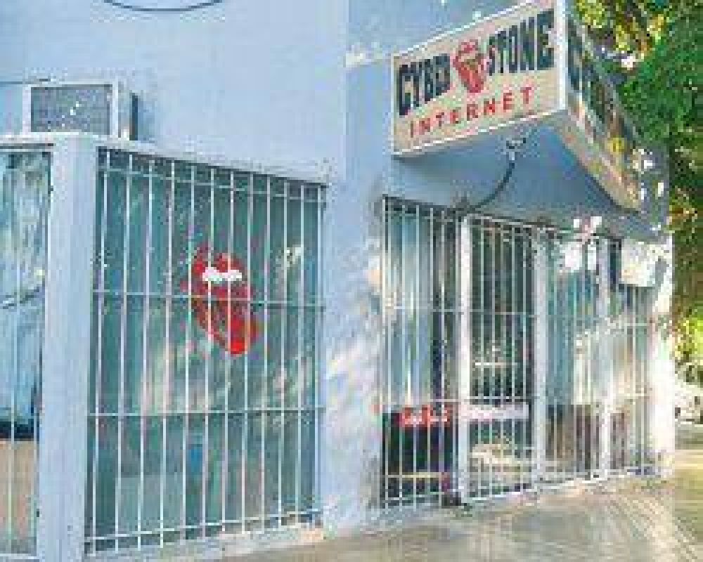 Dos polic�as robaron un c�ber e hirieron a dos personas con el arma de trabajo