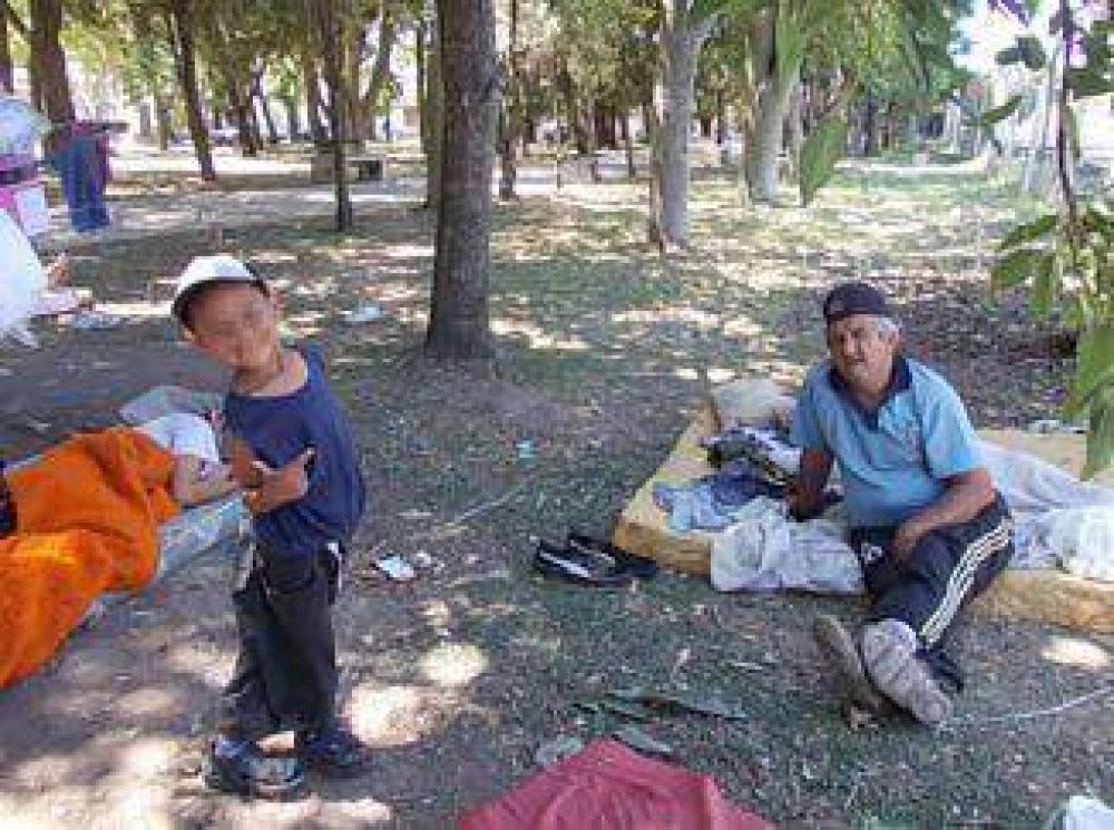 Ni�o de 5 a�os vive en una plaza con su abuelo desde hace varios d�as