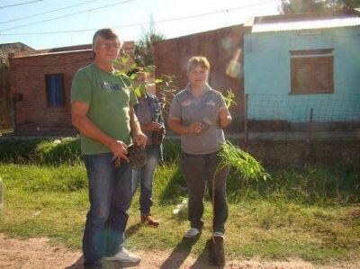 Centro de Promoci�n Ambiental realiza forestaci�n del barrio Escalada