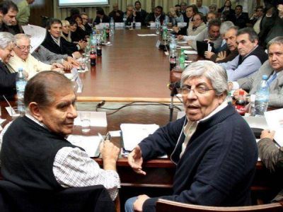En un cruce radial, Moyano y Lescano dieron el primer paso para unir la CGT