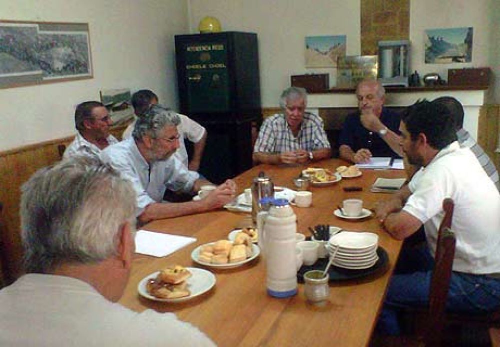Funcionarios con productores del Valle Medio