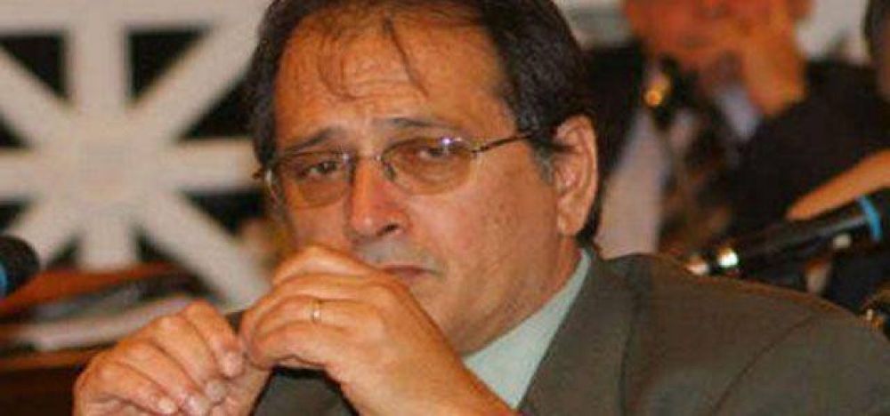 "Durante la reforma Carlos Rub�n no quiso oponerse a la clausula de la rerelecci�n de los intendentes"