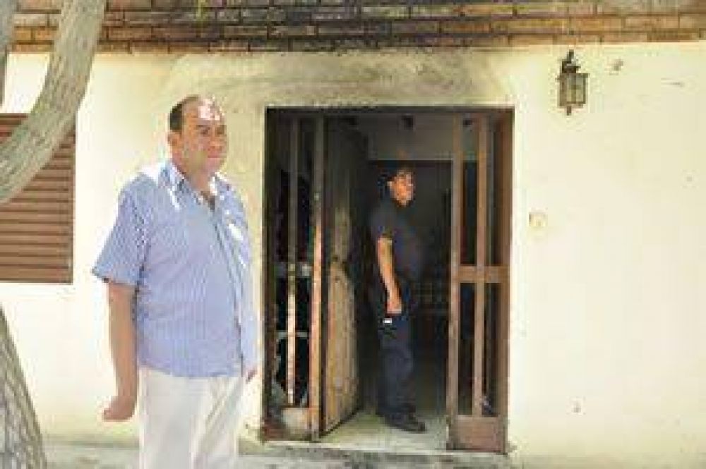 Habr�a sido intencional: amenazan a concejal e intentan quemarle su casa	