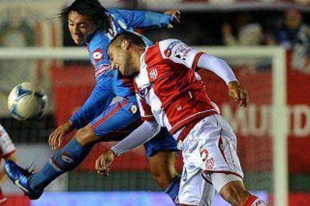 Arsenal le sac� la victoria a Uni�n con un gol sobre el final del juego