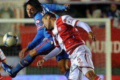 Arsenal le sac� la victoria a Uni�n con un gol sobre el final del juego