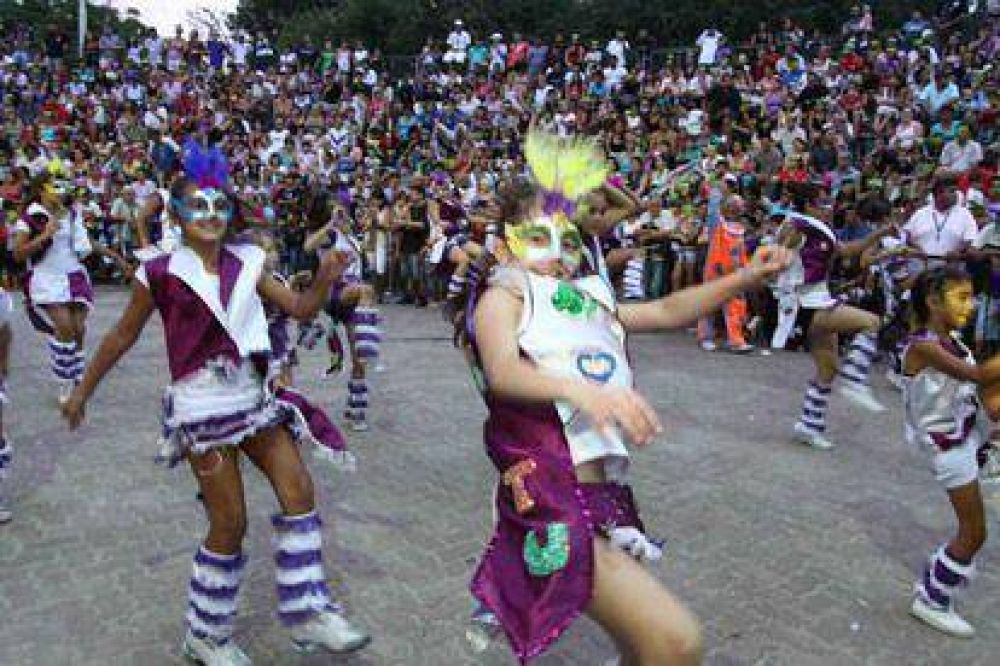 Comienza la celebraci�n del Carnaval 2013 en Avellaneda y Lan�s