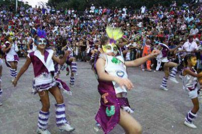 Comienza la celebraci�n del Carnaval 2013 en Avellaneda y Lan�s