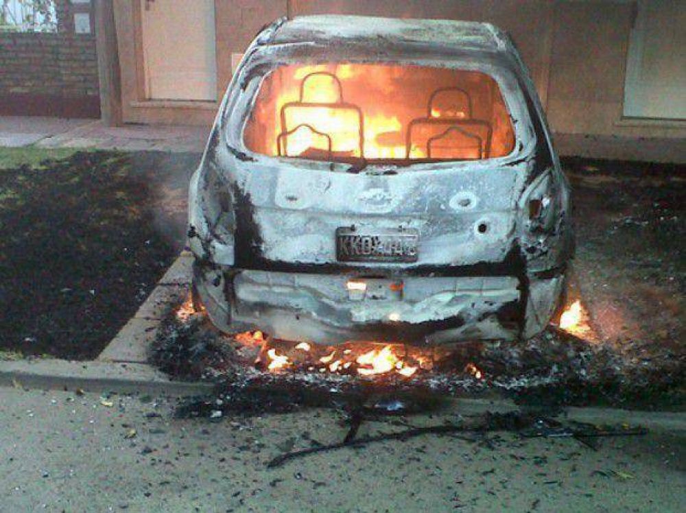 El vandalismo no para y ahora se suma el incendio de autom�viles